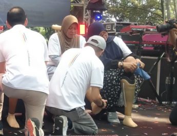 Angkasa Pura dan Kick Andy kembali Salurkan Bantuan Kaki Palsu di Bandara Soetta