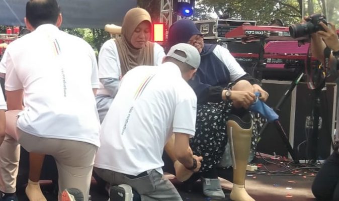 Angkasa Pura dan Kick Andy kembali Salurkan Bantuan Kaki Palsu di Bandara Soetta