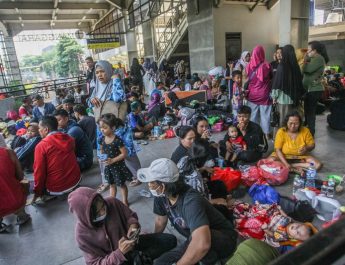 Warga Terdampak Kebakaran Mengungsi di Stasiun Manggarai