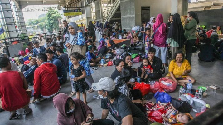 Warga Terdampak Kebakaran Mengungsi di Stasiun Manggarai