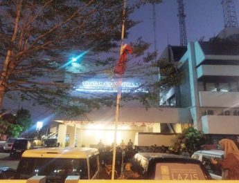 Aktivis Jogja Turunkan Bendera Setengah Tiang sambil Nyanyikan Darah Juang