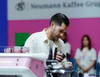 Mencoba Kopi Buatan Mikael Jasin, Barista Terbaik Dunia 2024