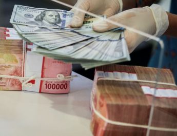 Rupiah Merosot Seiring Penantian Rilis PCE AS