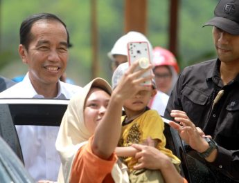 Presiden sebut Lebih Baik Risma Mundur dari Kabinet