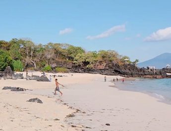 Pesona Keindahan Pantai Pasir Putih Watotena Flores Timur