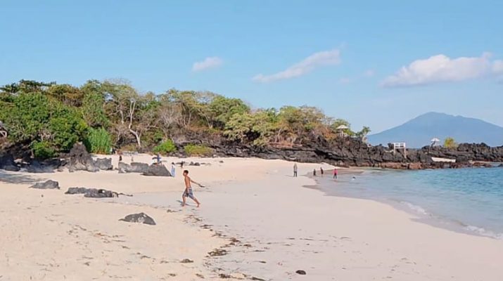 Pesona Keindahan Pantai Pasir Putih Watotena Flores Timur