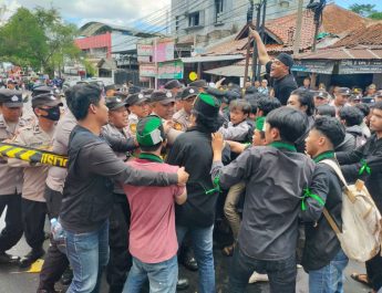 Pelantikan DPRD Tasikmalaya Diwarnai Kericuhan Aksi Demo Mahasiswa