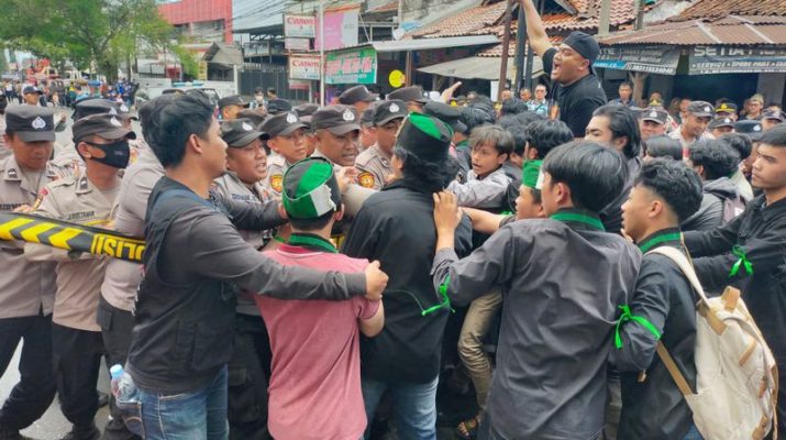 Pelantikan DPRD Tasikmalaya Diwarnai Kericuhan Aksi Demo Mahasiswa