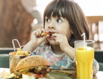 Anak Sebaiknya tidak Diberi Makanan Cepat Saji Agar Terhindar dari Kanker