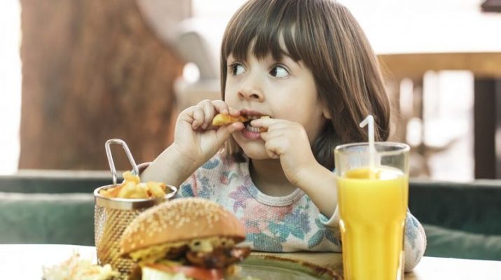 Anak Sebaiknya tidak Diberi Makanan Cepat Saji Agar Terhindar dari Kanker