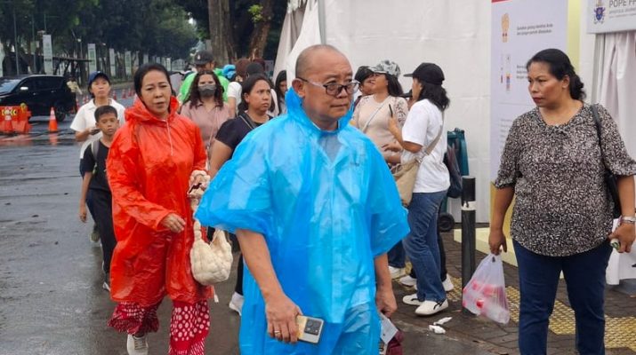 Hujan Tak Surutkan Semangat Umat Katolik Hadiri Misa Akbar Paus Fransiskus