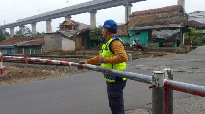 Kisah Penjaga Palang Pintu Kereta, Dimarahi Warga Diganjar Penghargaan Polisi