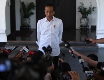 Jokowi Hanya Tersenyum Ditanya Isu Reshuffle Kabinet