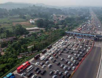 Libur Panjang Akhir Pekan, Puluhan Ribu Kendaraan Padati Tol Trans Jawa