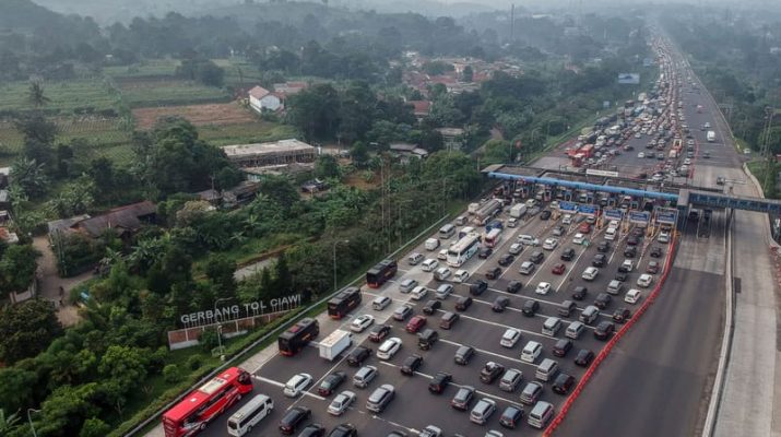 Libur Panjang Akhir Pekan, Puluhan Ribu Kendaraan Padati Tol Trans Jawa