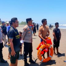 2 Pelajar Asal Bandung Terseret Ombak di Pantai Cemara, Satu Orang Hilang