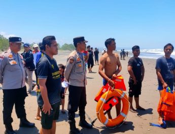 2 Pelajar Asal Bandung Terseret Ombak di Pantai Cemara, Satu Orang Hilang