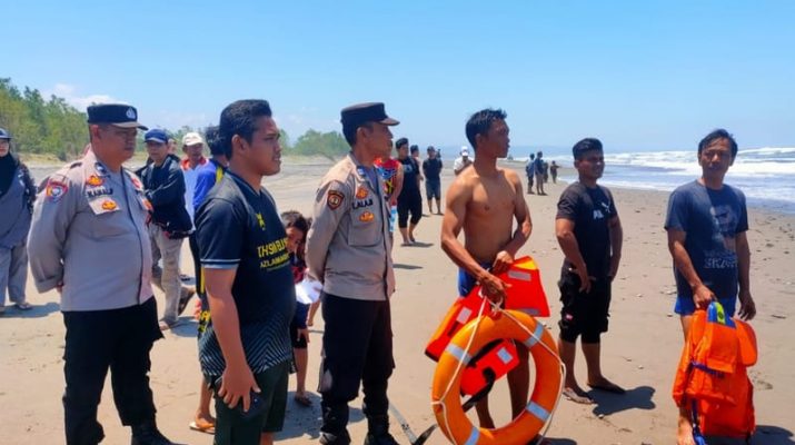 2 Pelajar Asal Bandung Terseret Ombak di Pantai Cemara, Satu Orang Hilang