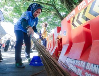 Ratusan Ribu Warga Ikuti Aksi Bebersih Bandung