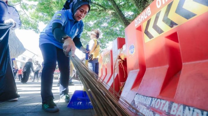 Ratusan Ribu Warga Ikuti Aksi Bebersih Bandung