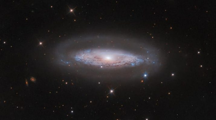 Teleskop Hubble Menangkap Detail Galaksi Spiral IC 4709 dan Inti Galaksi Aktif yang Tersembunyi