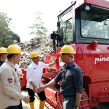 Sumbangkan Buldozer, BJB Bantu Pemkot Tasikmalaya Kelola Sampah