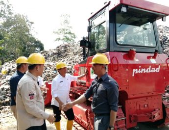 Sumbangkan Buldozer, BJB Bantu Pemkot Tasikmalaya Kelola Sampah