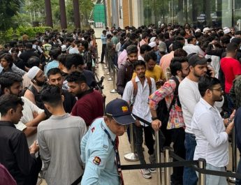 Warga India Menginap di Luar Toko Apple untuk Beli Iphone 16