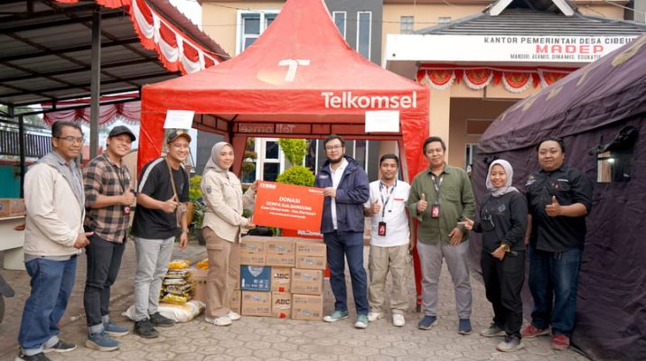 Telkomsel Serahkan Bantuan dan Dirikan Posko di Lokasi Gempa Bumi Kabupaten Bandung