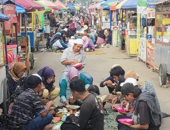 Silaturahmi Akbar, Ribuan Warga Lembang Gelar Makan Bersama di Jalan Desa