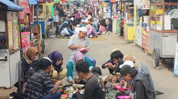 Silaturahmi Akbar, Ribuan Warga Lembang Gelar Makan Bersama di Jalan Desa