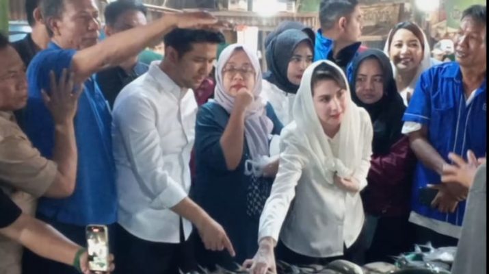 Cawagub Jatim Emil Dardak Kampanye Blusukan Pasar Larangan