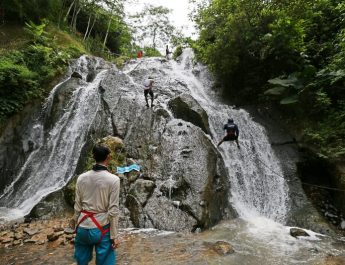 15 Rekomendasi Wisata Curug Paling Hits di Bogor, Airnya Dingin dan Sejuk