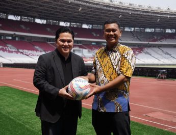 Terima bola tandatangan Paus Fransiskus, Erick Thohir senang