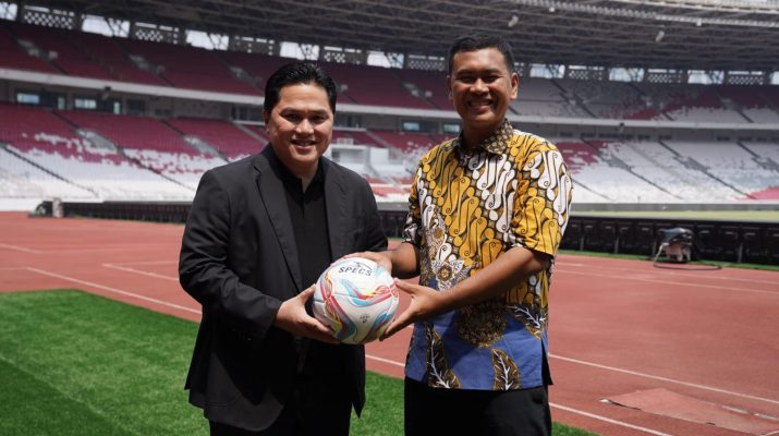 Terima bola tandatangan Paus Fransiskus, Erick Thohir senang