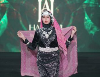 Hafitaini Tampilkan Hijab Motif Pinto Aceh di Malaysia