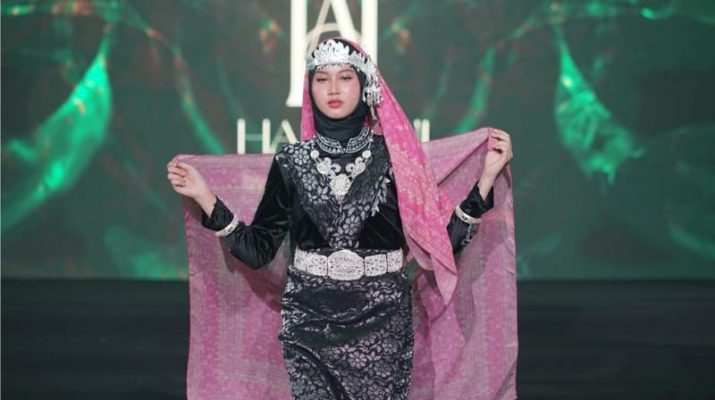 Hafitaini Tampilkan Hijab Motif Pinto Aceh di Malaysia