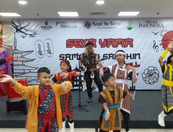 Musikus asal Jepang Seka Yama Terkesan dengan Tenun Ikat NTT