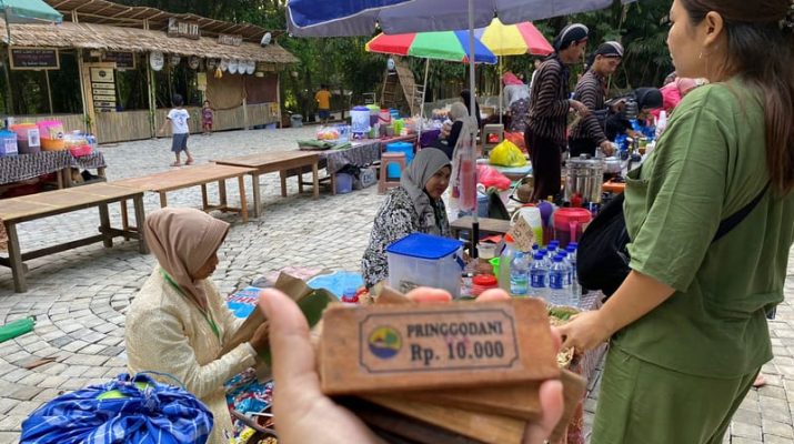 Pasar Pringgodani Balikpapan, Destinasi Unik Belanja Pakai Uang Kayu