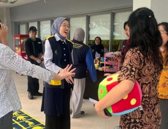 Holiday Inn & Suites Jakarta Gajah Mada Lestarikan Warisan Budaya selama Liburan Sekolah