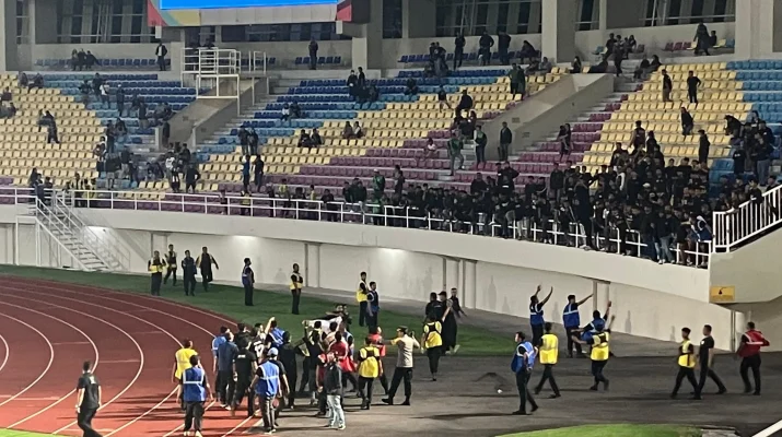 Turun ke Lapangan karena Kecewa Persis Kalah, Sejumlah Suporter Dihalau Petugas