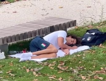 Akomodasi di Perkampungan Atlet tidak Nyaman, Perenang Italia Pilih Tidur di Taman