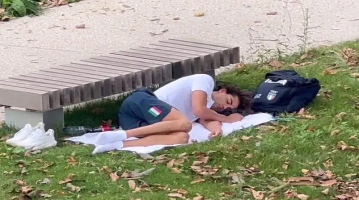 Akomodasi di Perkampungan Atlet tidak Nyaman, Perenang Italia Pilih Tidur di Taman