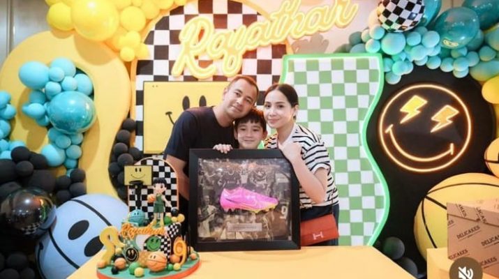 Rafathar Dapat Kado Sepatu Bola Bertanda Tangan Darwin Nunez