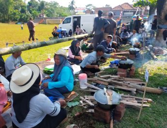 Ratusan Warga Gelar Lomba Nasi Liwet Sepanjang 300 Meter