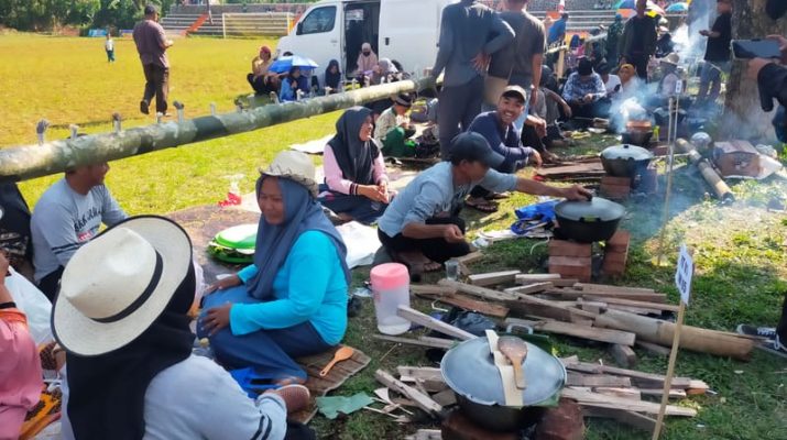 Ratusan Warga Gelar Lomba Nasi Liwet Sepanjang 300 Meter