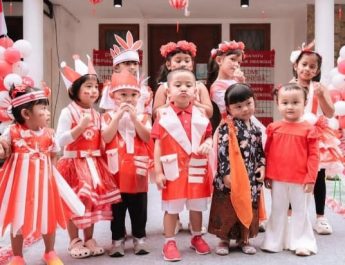 Ini Istimewanya Baju Plastik Rayyanza dan Sepupu di Lomba 17an