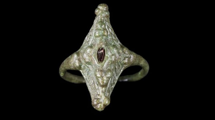 Cincin Pictish “Menakjubkan” Ditemukan di Skotlandia Setelah Terpendam Lebih dari 1.000 Tahun