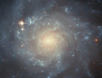 Teleskop Hubble Mengungkap Kecepatan Pembentukan Bintang di Galaksi NGC 5668