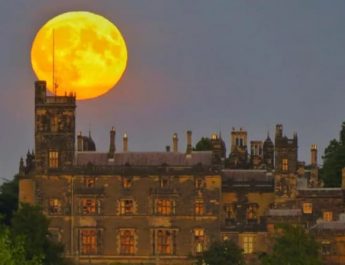 Supermoon dan Gerhana Bulan Sebagian Langka Menerangi Langit Global